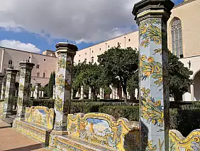 nel_chiostro_di_santa_chiara