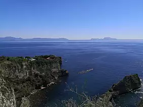 il_golfo_di_napoli_visto_dal_parco_virgiliano_con_l_isola_di_capri_sullo_sfondo