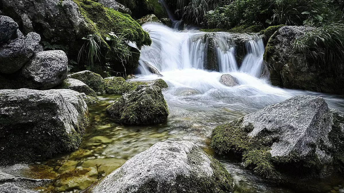 tra le montagne dell'abruzzo c'è una cascata che fa rumore, ed è una delle più belle d'italia