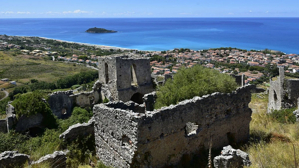 la leggenda delle formiche giganti e i panorami sul tirreno: in calabria c'è un vero borgo del mistero