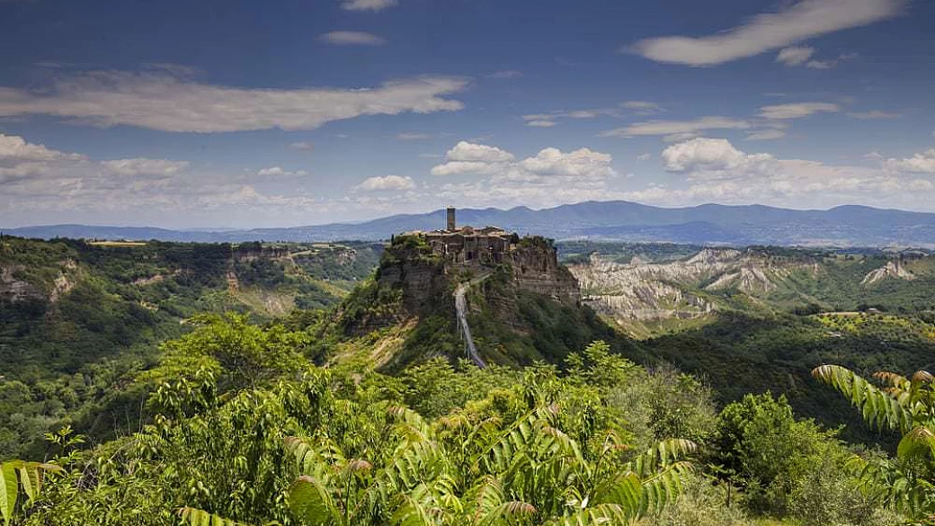 la città che muore è più viva che mai: civita di bagnoregio in un weekend, tra storia e cucina