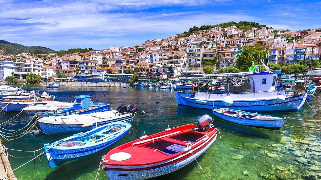 l'isola della poesia e del sapone. a lesbo la grecia si veste di meraviglia e antiche storie