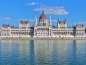 the,hungarian,parliament,building,on,the,bank,of,the,danube