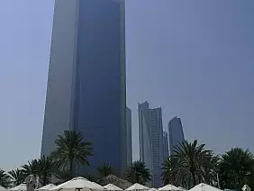 al_beach_club_west_bay_di_abu_dhabi_i_grattacieli_si_vedono_dalla_spiaggia