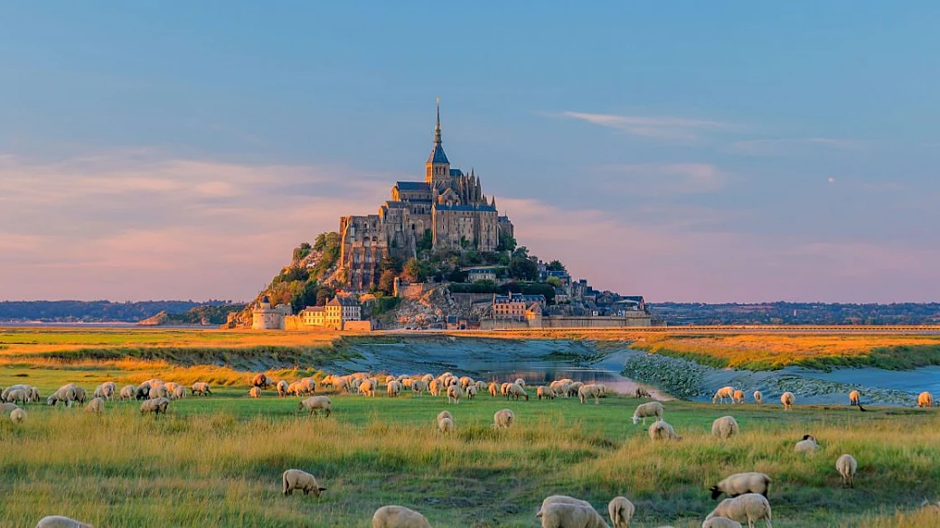 mont saint-michel e mount st. michael: i 'gemelli diversi' della manica