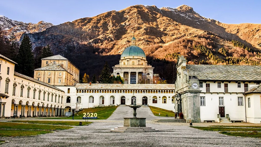 i sacri monti di piemonte e lombardia sono i luoghi perfetti per un'escursione tra fede e trekking