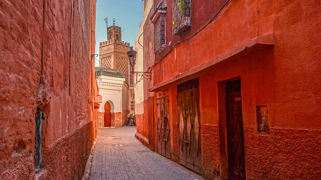 incantatori di serpenti, accoglienza a 5 stelle e hammam a ogni angolo. i segreti di un weekend lungo a marrakech