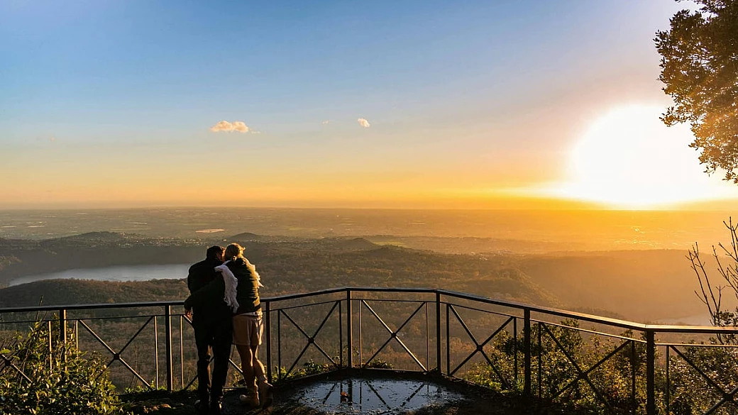 È la terrazza panoramica più incredibile d'italia: dai laghi al mare passando per la città eterna, da qui sembra di toccare tutto il mondo con un dito