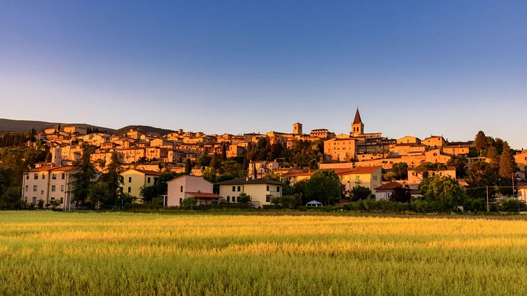 vicoli ricchi di vita e di fiori: questo borgo nel cuore dell'umbria è perfetto per la primavera