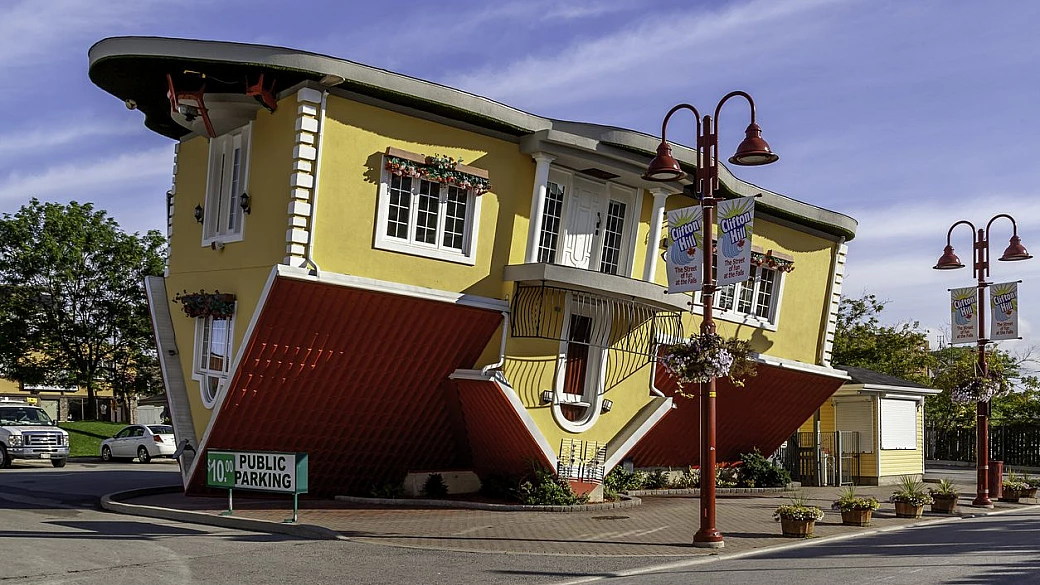 le 'case a testa in giù' sono l'incredibile attrazione di questa città inglese