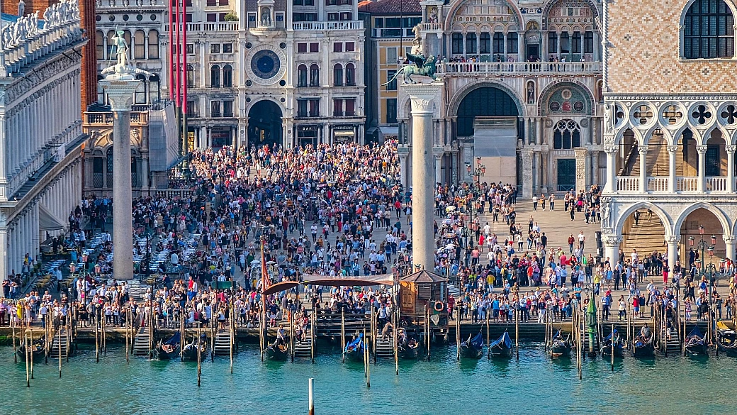 come facciamo con l'over tourism a venezia?