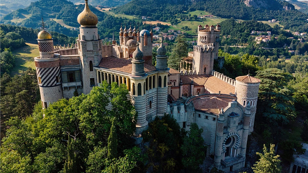 in mezzo agli appennini c'è il castello delle mille e una notte