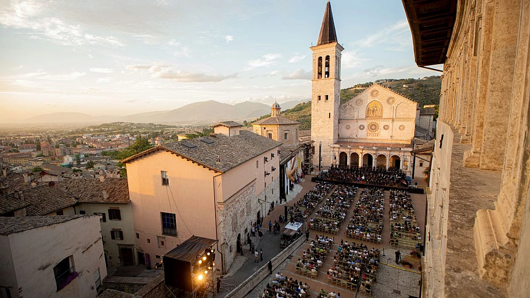 nella città dei due mondi sta per arrivare un'estate a tutta musica
