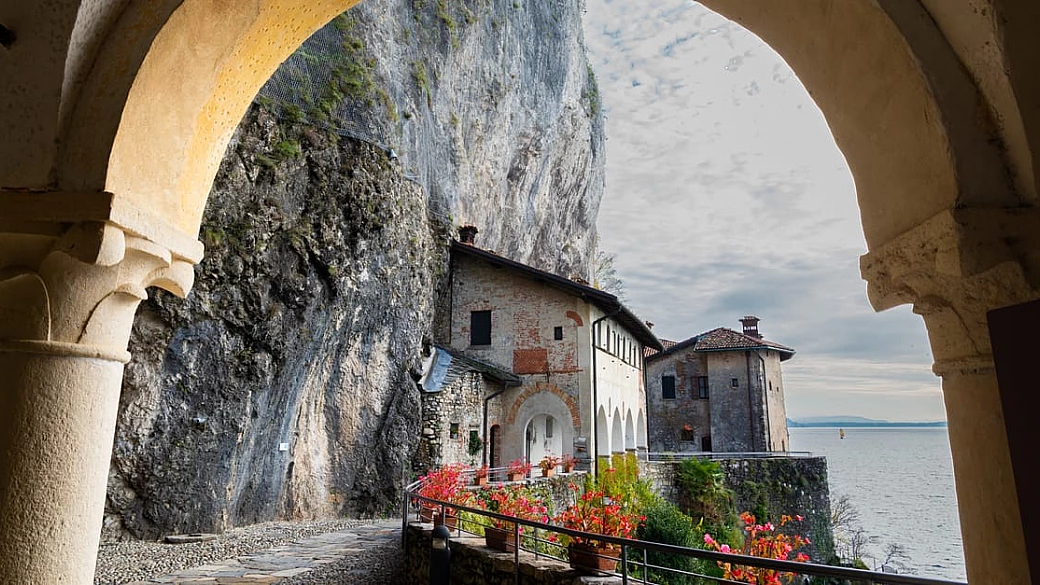 il santuario 'a picco sul lago' è il modo più incredibile di scoprire una meravigliosa meta naturale