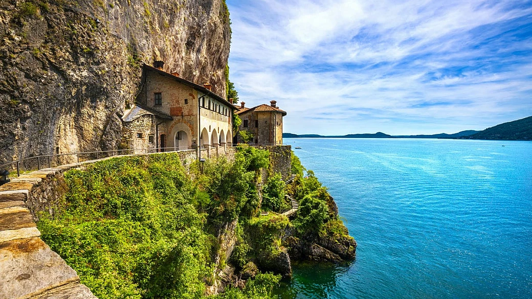 ci si arriva con l'ascensore, ma non è un grattacielo: a un'ora da milano c'è il santuario più incredibile della lombardia