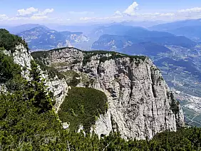 falesia_con_ferrata_delle_aquile_vista_dal_salto_del_camoscio