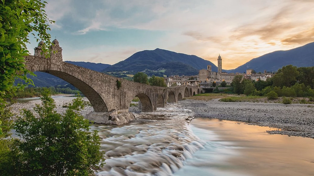 sospesi nella storia tra panorami mozzafiato: ecco i 4 ponti più antichi d'italia