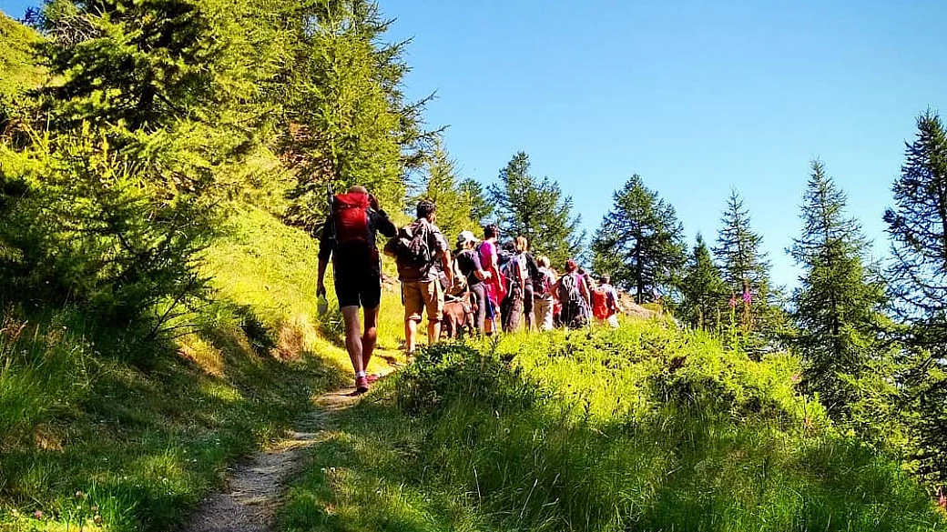 tg del turismo: mare e montagna, siracusa e pompei, viaggi in aereo o soli
