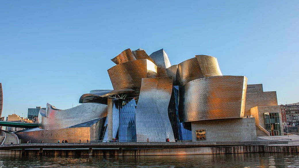 la barcellona del nord è una città dove non si parla spagnolo, e tutto sembra diversissimo dal resto del paese