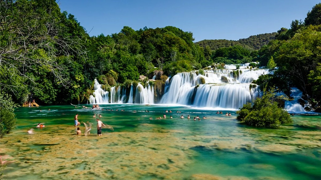 se non hai mangiato dentro una cascata, questo rifugio in croazia è il posto instagrammabile che fa al caso tuo