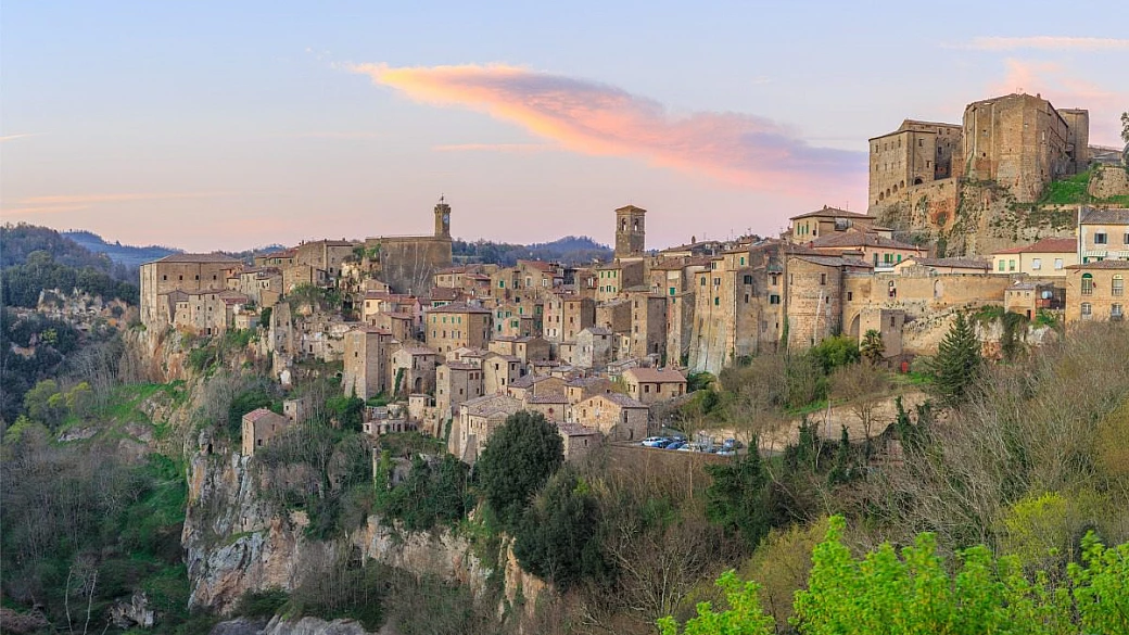 la matera della toscana è un incredibile borgo sospeso nel vuoto e circondato dal verde