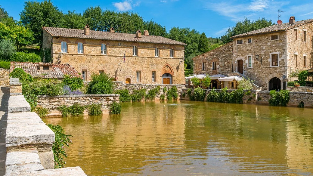 in questo borgo della toscana non ci sono piazze, ma al loro posto qualcosa di davvero originale