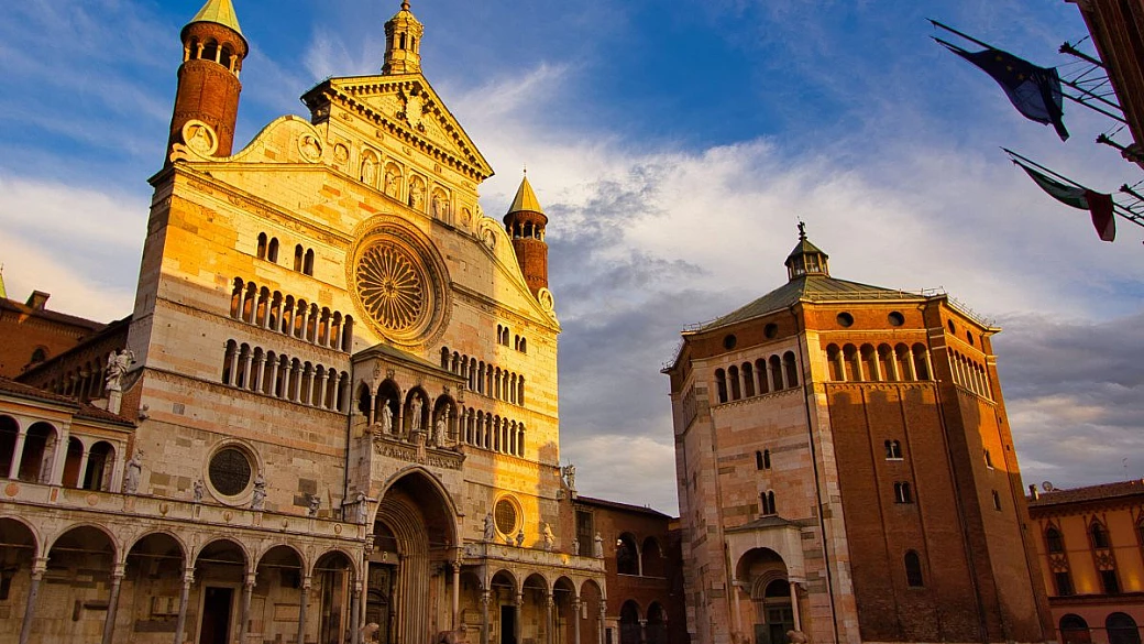 nel battistero di cremona si nasconde un segreto che non ti aspetti: cattelan ci ha letteralmente 'messo' dentro un coccodrillo