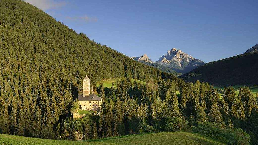 il castello più bello d'italia? si trova tra le verdissime montagne della val pusteria