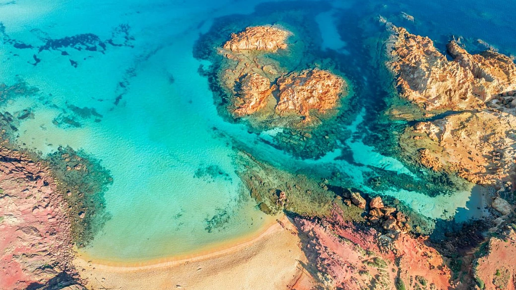 una per ogni giorno: le spiagge di minorca sono la più bella sorpresa dell'isola spagnola