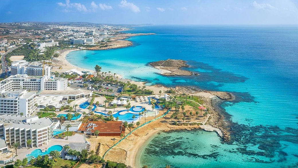 anche cipro ha la sua rimini, ed è una città di mare perfetta per chi vuole divertirsi risparmiando