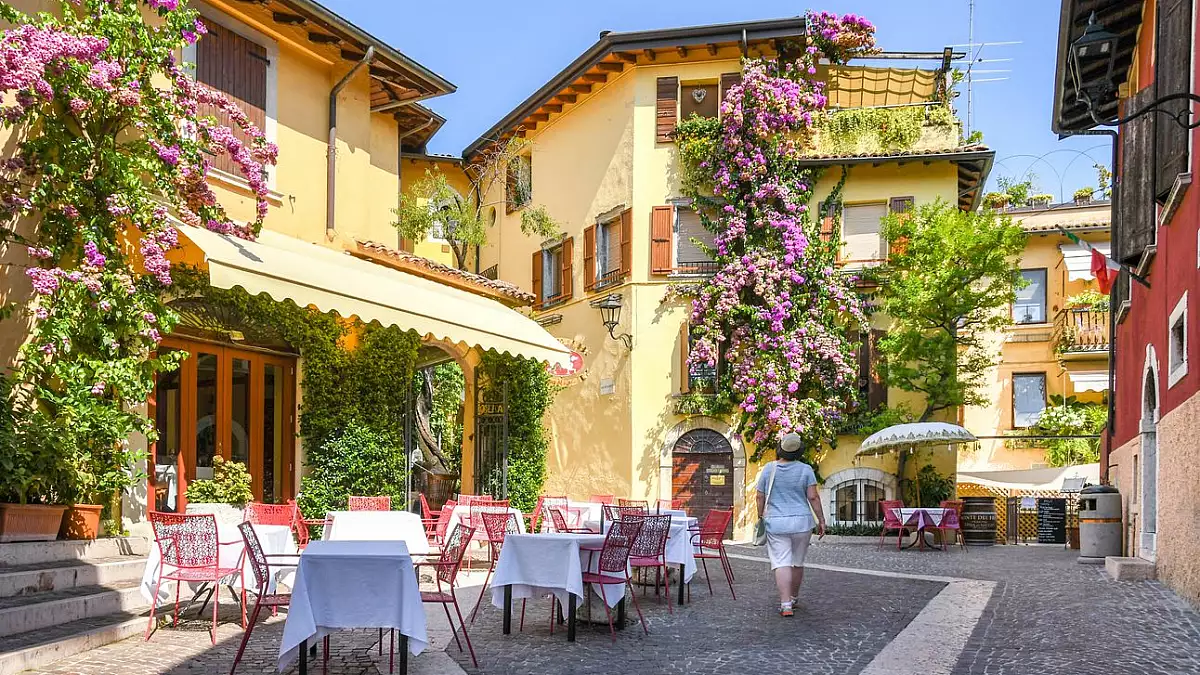 affacciato sul lago di garda, il 'borgo degli italiani' è un mix unico di panorami e monumenti gardone riviera