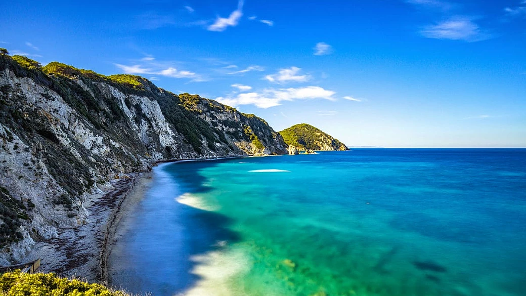 quest'isola della toscana è la meta ideale per una vacanza di spiagge e mari a prezzi contenuti