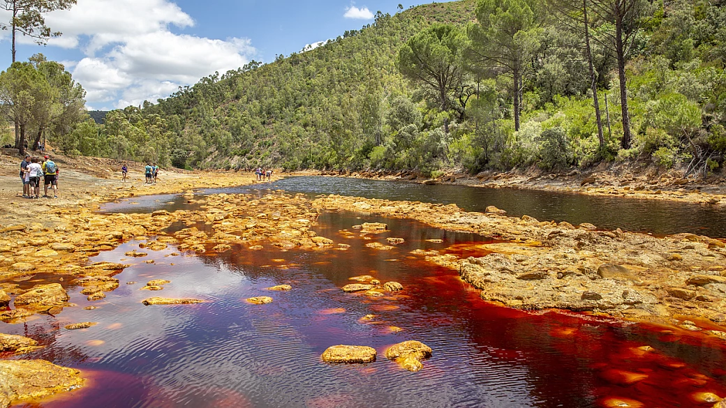 tra le montagne della spagna c'è un fiume dal colore decisamente insolito