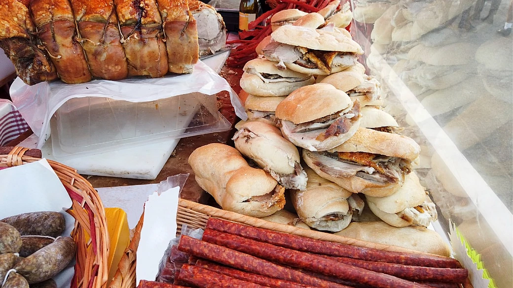 in questa sagra tradizionale vengono lanciati i panini sulla folla, ed è un vero spettacolo