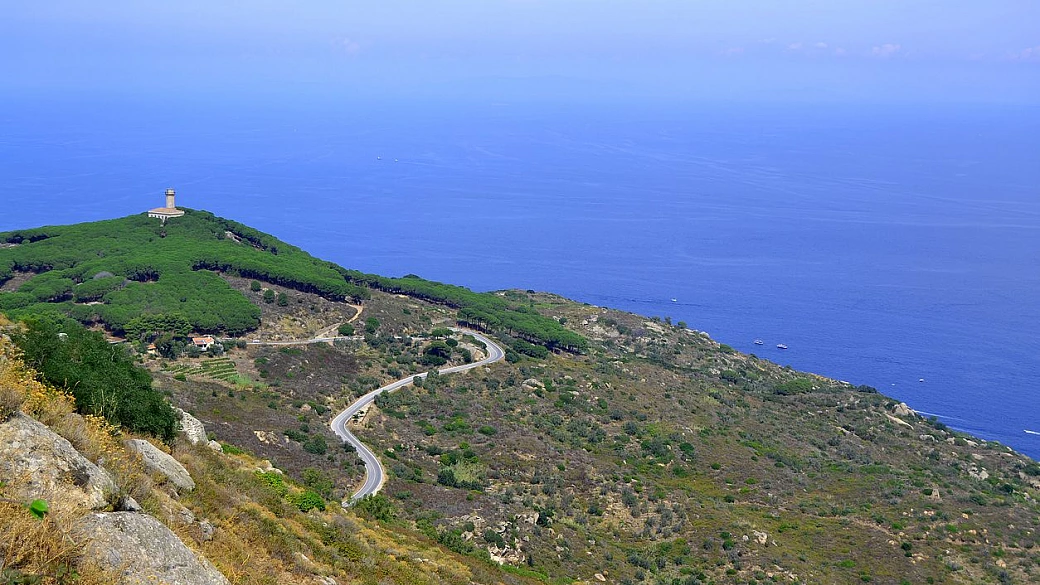 in toscana c'è un'isola con 1000 sentieri ed è il posto perfetto per una vacanza nel verde