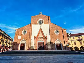 facade,of,maria,vergine,assunta,cathedral,under,blue,sky,in