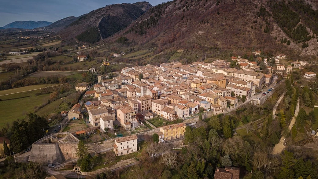 nel cuore dell'umbria c'è un piccolo borgo di 1000 abitanti che ha una caratteristica davvero unica