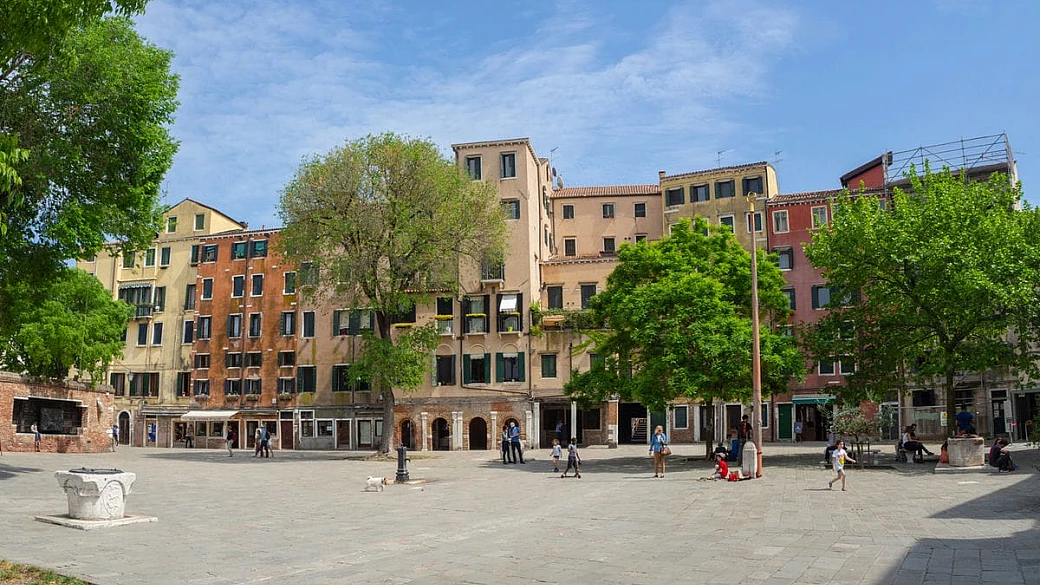 oltre alle calli e ai palazzi nobiliari, a venezia c'è uno dei quartieri caratteristici più antichi e colorati del mondo