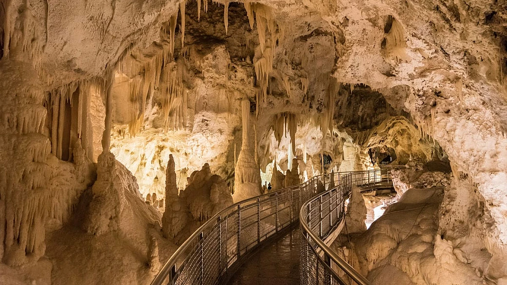 talmente grandi da contenere una cattedrale: la storia delle grotte di frasassi