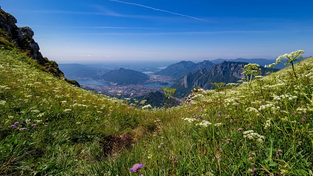il borgo più piccolo d'italia ha solo 33 abitanti ed è un'oasi immersa nelle montagne della lombardia