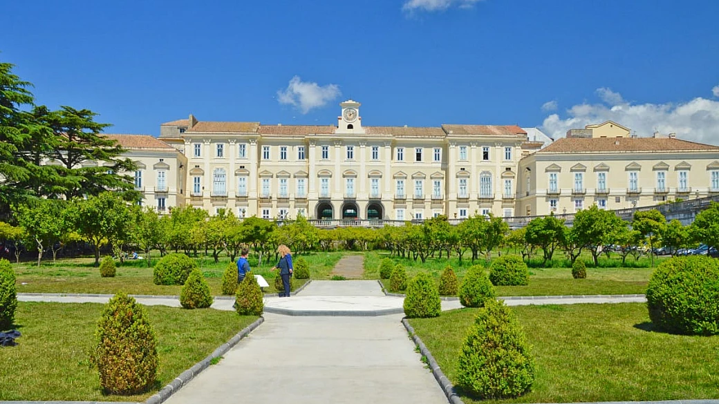 la prima ferrovia italiana è nata 200 anni fa per collegare napoli a uno dei palazzi più belli del sud