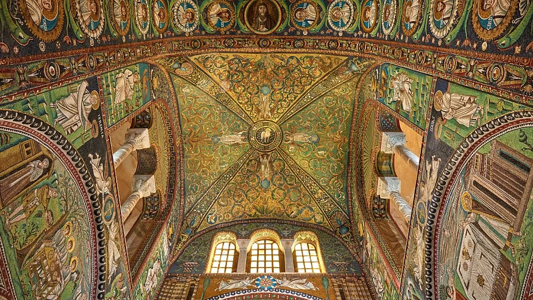 in emilia-romagna c'è una città straordinaria: è l'antica capitale dell'impero e ospita mosaici che hanno 1500 anni