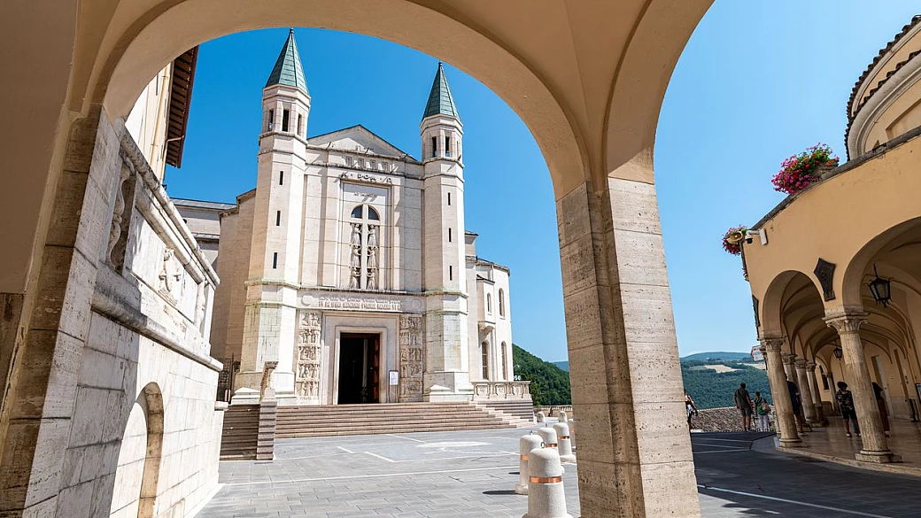 nel cuore dell'umbria c'è un piccolo borgo celebre per i pellegrinaggi... degli impossibili!