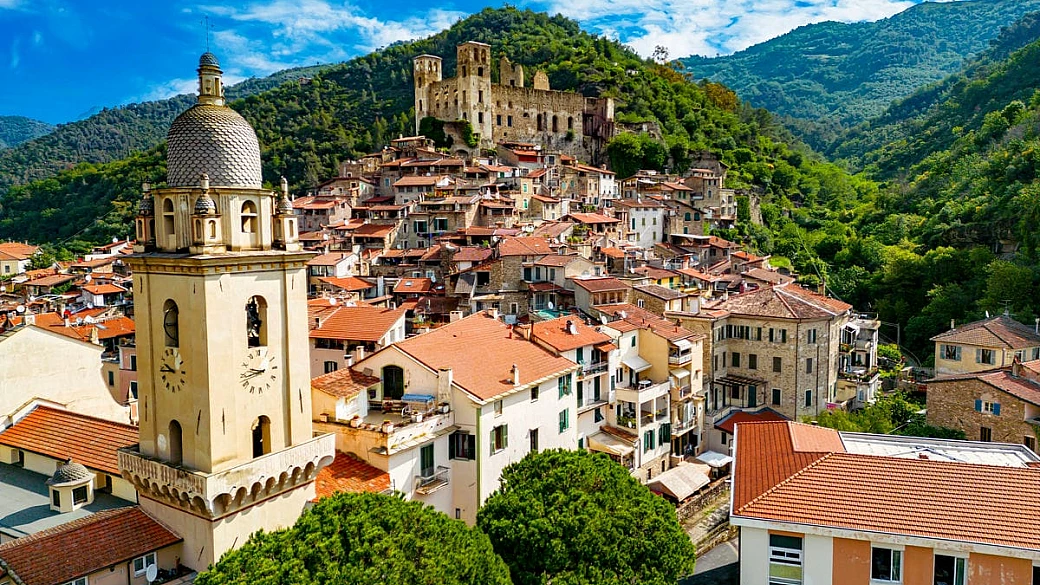 È il borgo d'artista più bello dello della liguria, e tra i suoi visitatori c'è stato anche il celebre maestro dell'impressionismo