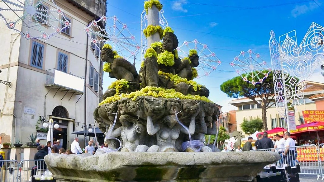 99 anni e non sentirli: questa sagra dove le fontane danno vino è l'evento più atteso dell'autunno