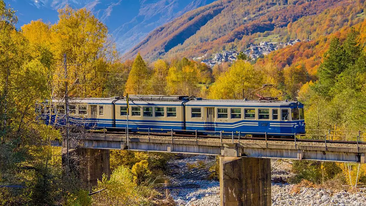 tra italia e svizzera, questa ferrovia lunga 52 chilometri è la più amata dell'autunno: ecco perché