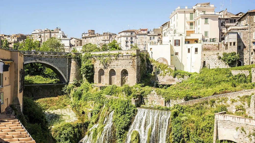 all'interno di questa antica villa alle porte di roma c'è una cascata alta 100 metri