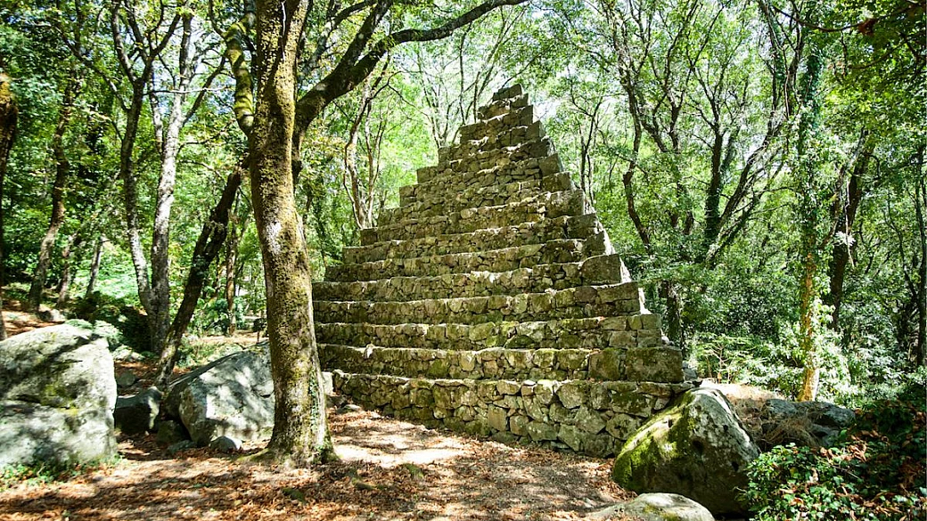 egitto? no, toscana! tra vigneti e borghi medievali c'è una piramide, ma nessuno sa come ci sia finita qui