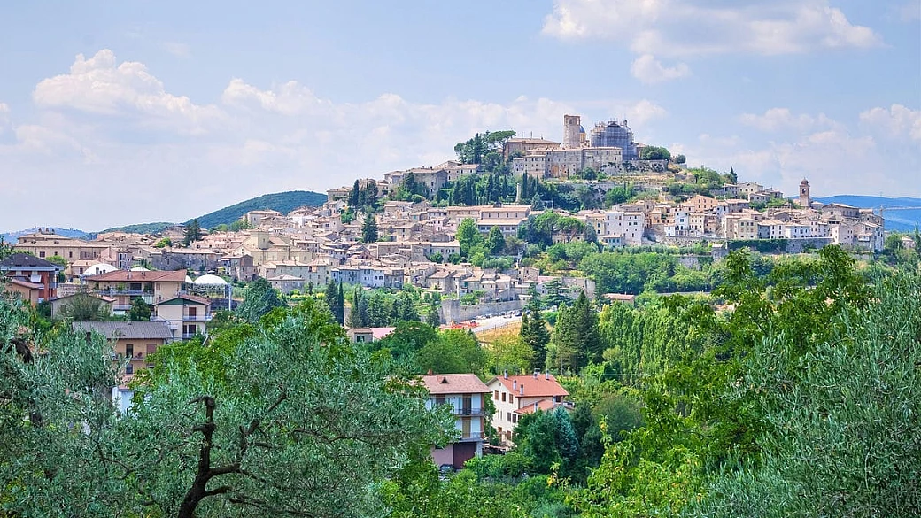 ha il nome di una strega, ma questo piccolo borgo dell'umbria è un luogo dalla bellezza incantata