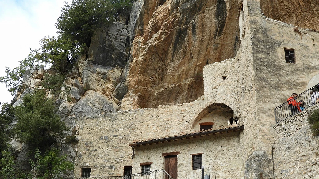 un viaggio nell'appennino che risorge, tra antiche cascate e borghi veneziani